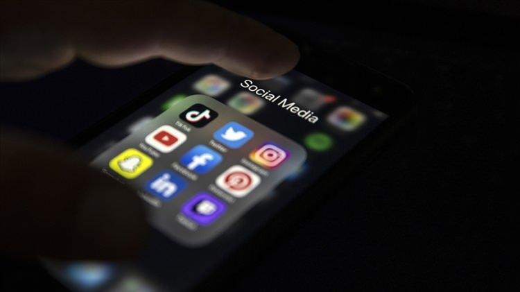 <p>Gözaltına alınan şüphelilerin ifadelerinde paylaşımları menajerler aracılığıyla yaptıklarını, suç olduğunu bilmediklerini savundukları, pişman olduklarını söyledikleri öğrenildi.</p>
<p> </p>