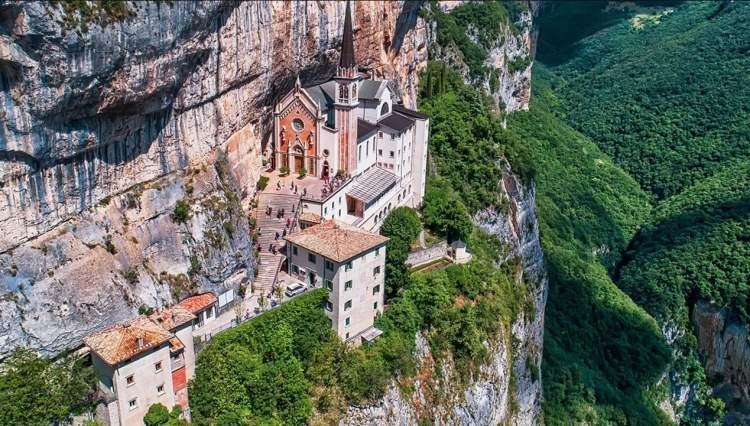 <p><span style="color:#FF8C00"><strong>Madonna Della Corona Tapınağı (İtalya):</strong></span></p>

<p>Meryem Ana'ya adanmış en ünlü ibadet yerlerinden biri olan bu yapı, deniz seviyesinden tam 2000 fit yükseklikte bulunuyor.</p>
