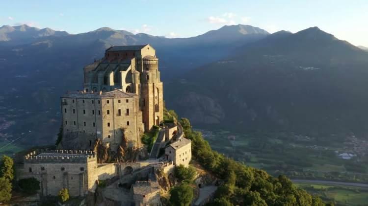 <p><span style="color:#2F4F4F"><strong>Sacra di San Michele (İtalya):</strong></span></p>
<p>Umberto Eco'nun Gülün Adı romanına da ilham kaynağı olan bu manastır, Ortaçağ yapılarından biri.</p>