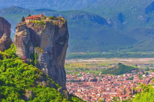 <p><span style="color:#4B0082"><strong>Meteora, Kutsal Üçlü Manastırı (Yunanistan):</strong></span></p>
<p>1300 metre uzunluğındaki bir kayanın ucuna inşa edilen yapıya, uçurumun kenarına oyulmuş 146 dik basamakla ulaşılabiliyor.</p>