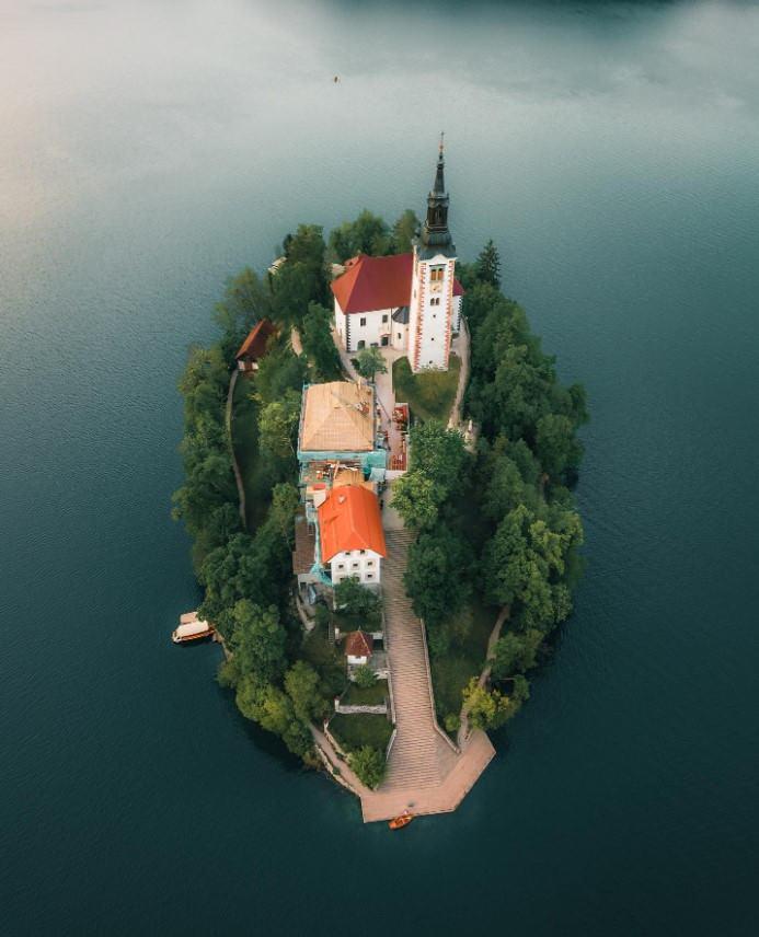 <p><span style="color:#B22222"><strong>Bled Gölü, Maria'nın Göğe Kabulü Kilisesi (Slovenya):</strong></span></p>
<p>Bu yapı 15.yy'da Gotik tarzda yeniden inşa edilse de ilk kez 1142 yılında Aquileia Patriği Pellegrino tarfından kutsanmış adaya yapılmış.</p>