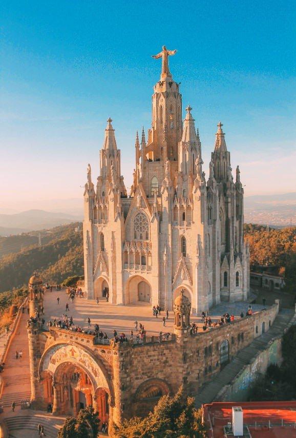 <p><span style="color:#8B4513"><strong>Tibidabo Kilisesi -</strong></span> <span style="color:#8B4513"><strong>İsa'nın Kutsal Kalbi Kefaret Kilisesi (Barselona):</strong></span></p>
<p>Yapımı yaklaşık 60 yıl süren bu kilise, 1900'lü yılların başında o konumda yapılması planlanan bir otel-kumarhane inşaatını durdurmak için inşa edilmiştir.</p>
