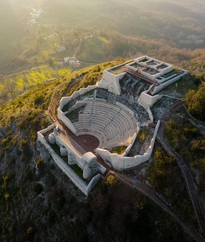 <p><span style="color:#FF8C00"><strong>Monte San Nicola Tapınak Tiyatrosu (İtalya):</strong></span></p>
<p>Deniz seviyesinden 520 metre yüksekliğinde ve içinde bir tiyatro ve tapınak bulunan bu yapı, 2000 yılında bir yamaç paraşütçüsü tarafından tesadüfen yeniden keşfedilmiş.</p>