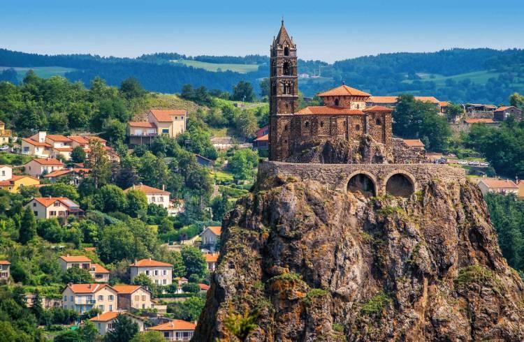 <p><span style="color:#006400"><strong>Saint Michel d'Aiguilhe (Fransa):</strong></span></p>
<p>Mikail meleğine adanan bu şapel, 279 metrelik volkanik bir tıkacın üzerine 969 yılında inşa edilmiştir.</p>