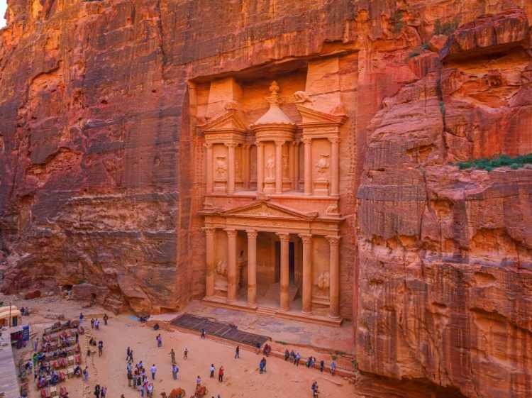 <p><span style="color:#8B4513"><strong>Ad Deir, Petra (Ürdün):</strong></span></p>

<p>Milattan önce inşa edilen ve MÖ 400 ile 106 yılları arasında Nebatiler'e başkentlik yapan bu oyma şehir, Roma İmparatorluğu'nun bölgeye gelmesinden sonra gözden düşmüş ve unutulmuş. Yapı, 1812'de yeniden keşfedilmiş.</p>
