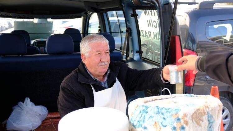 <p>Konya’da 10 yıl önce esnaflıktan emekli olan 4 çocuk, 10 torun sahibi Lokman Yıldız, 7 yılı aşkın bir süredir yaz aylarında limonata, kış aylarında ise ücretsiz çorba ve ekmek dağıtıyor. </p>
