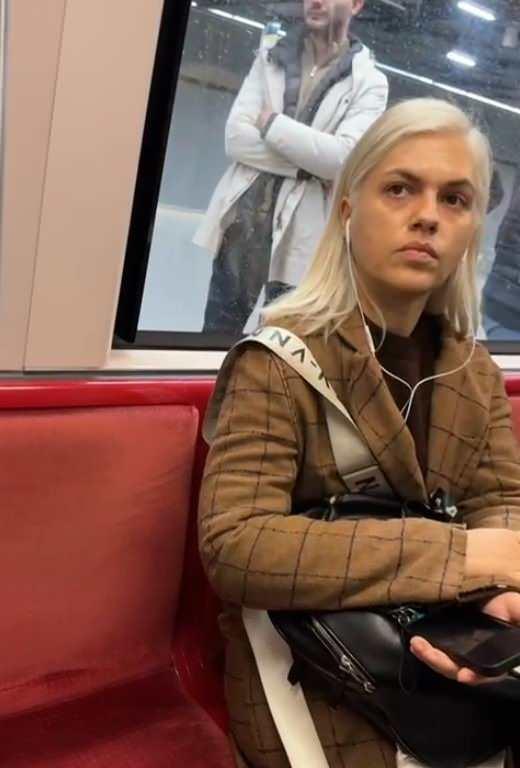 <p>İstanbul'da bir metroda seyahat ederken görüntülediğimiz İpek Erdem’in, rahat giysiler tercih ettiği de gözden kaçmadı. </p>