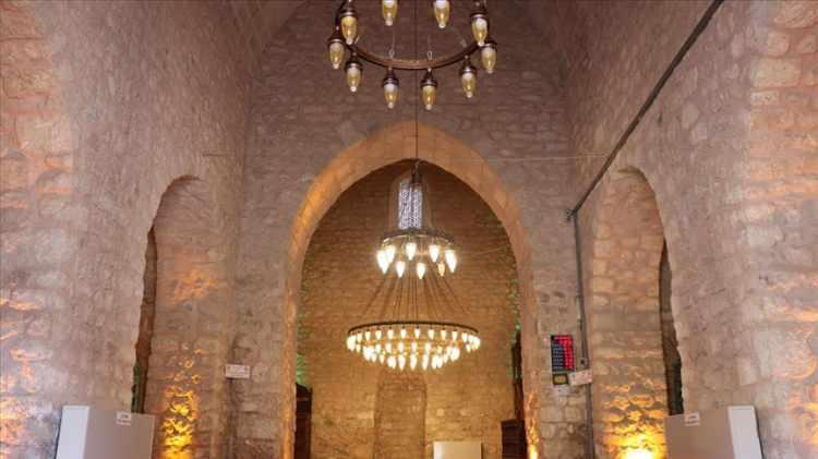 <p><span style="color:inherit">Her müslüman, Cuma günü yıkanmalı, misvaklanmalı ve güzel koku sürünmelidir.</span></p>

<p> </p>
