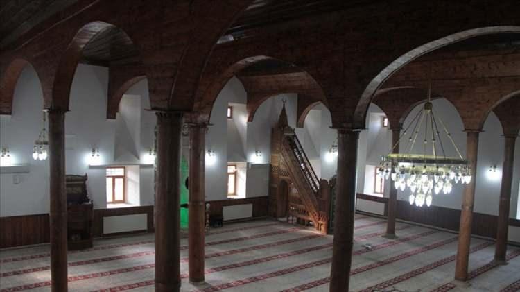 <p><span style="color:inherit">Cuma günü, kuşlar ve vahşi hayvanlar birbirine "Selamün aleyküm, bugün Cuma günüdür" derler.</span></p>
<p> </p>