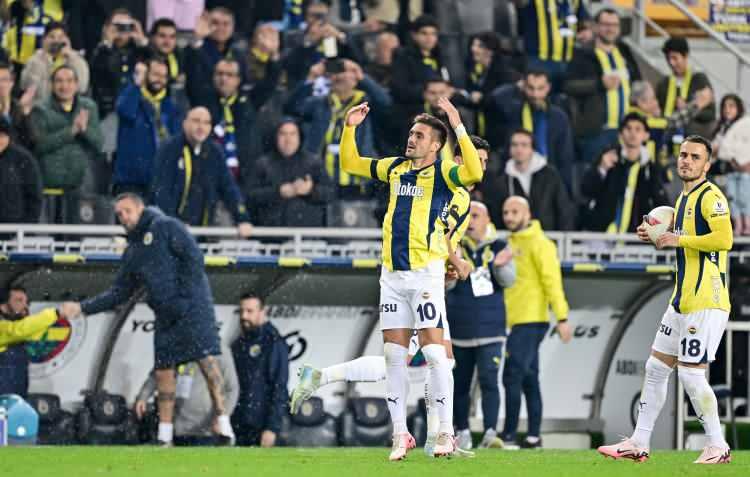 <p><strong>Fenerbahçe: </strong>Livakovic, Osayi, Becao, Djiku, Mert Müldür, Amrabat, Fred, Tadic, Szymanski, Saint-Maximin, En-Nesyri.</p>

<p> </p>
