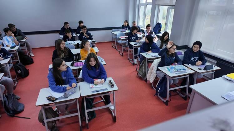 <p>Düzce Belediyesi Basın Yayın ve Halkla İlişkiler Müdürlüğü, Akçakoca Orhan Özdemir Fen Lisesi öğrencileriyle işbirliği yaparak, öğretmen İsmail Ceylan için bir sürpriz hazırladı. Ders esnasında ‘Senden Daha Güzel’ şarkısını söylemeye başlayan öğrenciler, öğretmenlerine unutulmaz bir 24 Kasım yaşatırken, Düzce Belediyesi sosyal medya hesaplarından paylaşılan video büyük beğeni topladı. </p>
