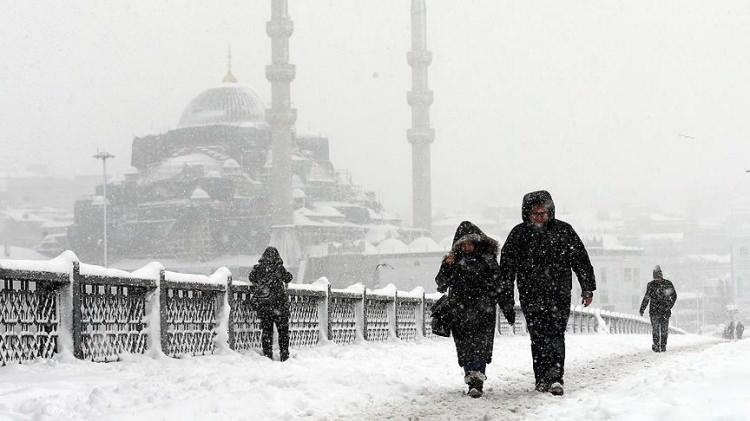 <p><span style="color:#B22222"><strong>İSTANBUL'A KAR YAĞACAK MI?</strong></span></p>

<p>Bug&uuml;n bir&ccedil;ok kentte etkili olan sağanak, yarından itibaren yurt geneline yayılacak. Yağmur İstanbul'u da etkileyecek. Peki havaların soğuması ile birlikte kar İstanbul'a gelecek mi?&nbsp;</p>
