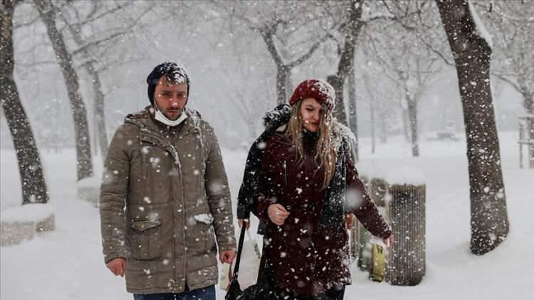 <p>NTV Meteoroloji Edit&ouml;r&uuml; Dilek &Ccedil;alışkan, İstanbul'da yarın ve cumartesi g&uuml;n&uuml; kuvvetli sağanak beklendiğini s&ouml;yleyerek kar sinyali verdi.</p>
