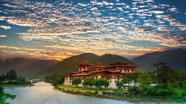 <p><strong>BHUTAN (HİMALAYALAR)</strong></p>
<p> </p>
<p>Kaplan Yuvası olarak bilinen Tiger’s Nest Manastırı, gezebileceğiniz en ikonik yapılarından biridir.</p>