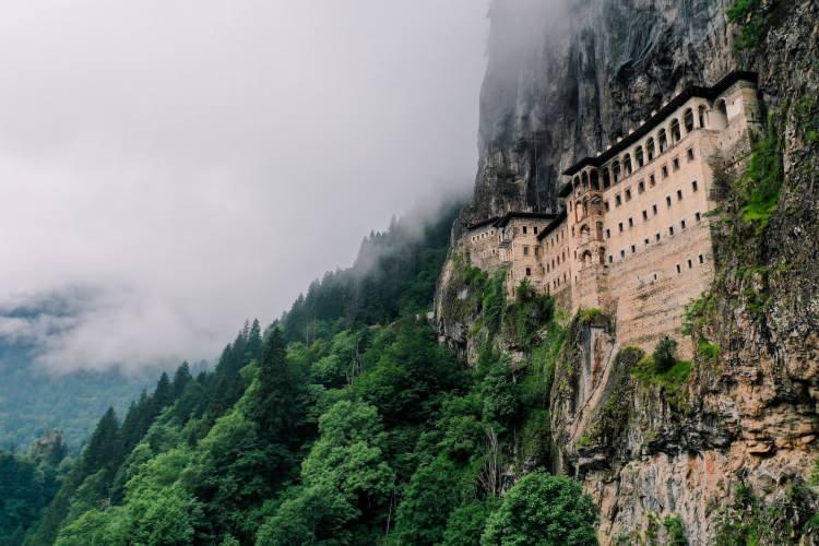 <p><strong>SÜMELA MANASTIRI (TRABZON)</strong></p>
<p>Doğu Karadeniz'in en çok ziyaret edilen rotası Sümela Manastırı, dik yamaçtaki konumuyla ziyaretçilerini ağırlıyor</p>