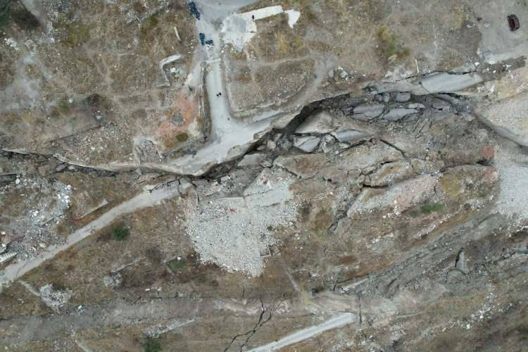 <p>Ankara’nın Keçiören ilçesinde bulunan bir mahallede tedirginlik hakim. Heyelan nedeniyle bazı binalar tahliye edilirken mahallede yeterli önlemin alınmaması can kaybına sebep oldu.</p>

<p> </p>
