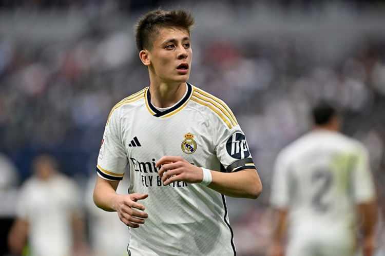 <p><strong>Real Madrid</strong>'de düzenli forma giyemeyen ve yedek kulübesine hapsolan <strong>Arda Güler</strong> için her hafta hakkında ayrılık dedikoduları çıkıyor.</p>