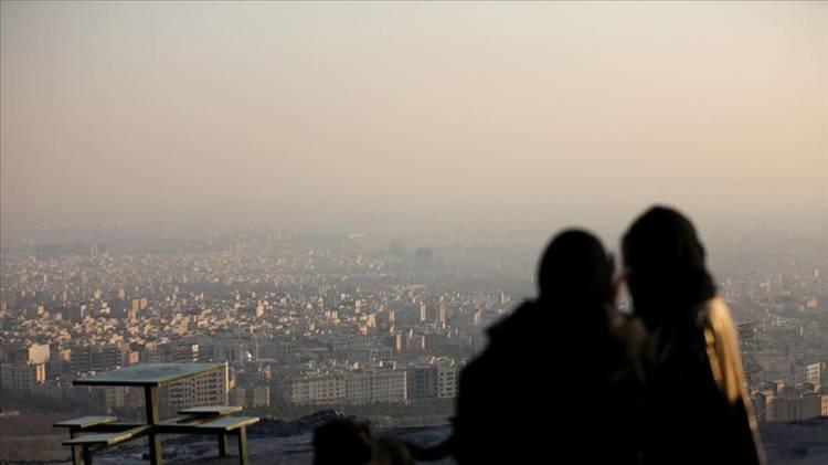 <p><strong>BASRA KÖRFEZİ'NE YAKIN BİR BÖLGEDE YENİ BAŞKENT PLANI</strong></p>
<p> </p>
<p>Başkent taşınması planında öne çıkan bölge, İran’ın güneyindeki Basra Körfezi’ne yakın alanlar olarak belirtiliyor. Bu tercih, birkaç stratejik avantaja dayanıyor: Bunlardan ilki ekonomik potansiyel çünkü Basra Körfezi, İran’ın petrol ve doğal gaz rezervlerinin kalbi niteliğinde. Yeni başkentin, bu enerji kaynaklarına daha yakın bir konumda olması ve ticaretin, özellikle deniz taşımacılığının merkezi haline gelebilmesi ve böylece İran'ın, enerji sektöründeki gücünü daha etkin bir şekilde kullanabilmesi hedefleniyor.</p>
<p> </p>
<p>Çevresel ve güvenlik faktörleri de başkentin taşınması planında öne çıkıyor. Basra Körfezi bölgesi, Tahran’a kıyasla daha düşük deprem riski taşıyor. Ayrıca, bu bölgenin iklimsel özellikleri, çevresel sürdürülebilirlik açısından yeni altyapı projelerinin uygulanmasına daha uygun görülüyor.</p>