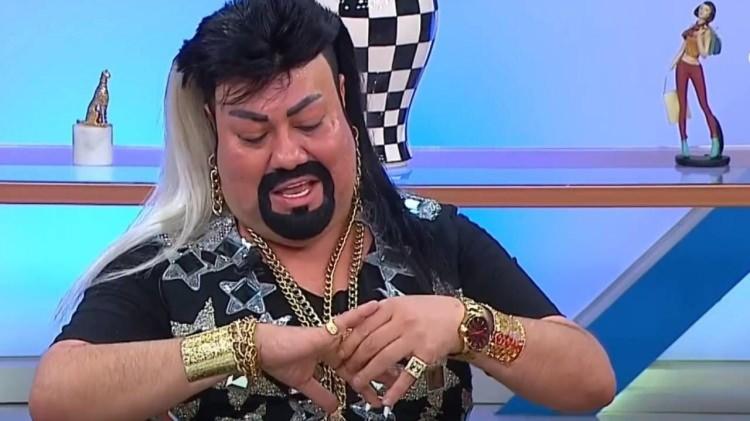 <p><strong>"18 kilo altınım var" a&ccedil;ıklamasıyla uzun s&uuml;re g&uuml;ndemden d&uuml;şmeyen Kobra Murat,&nbsp;şimdi de altına kaplama binasıyla adından s&ouml;z ettirmeyi başardı.</strong></p>
