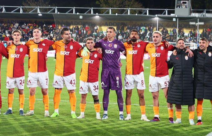 <p>Sarı-kırmızılı futbolcular deplasman tribünündeki taraftarlarla galibiyet sevincini yaşadığı sırada iki futbolcu arasındaki gerilim tatlıya bağlandı.</p>