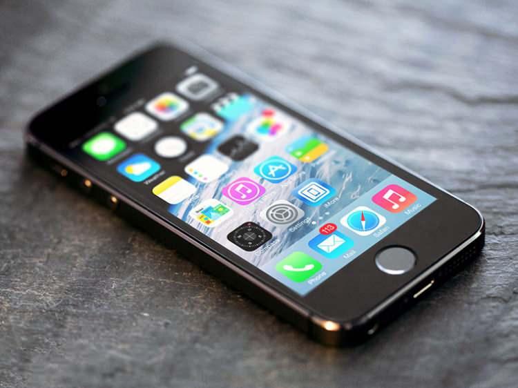 <p><strong><span style="color:#B22222">7) İPHONE 5S </span> | 165 MİLYON</strong></p>