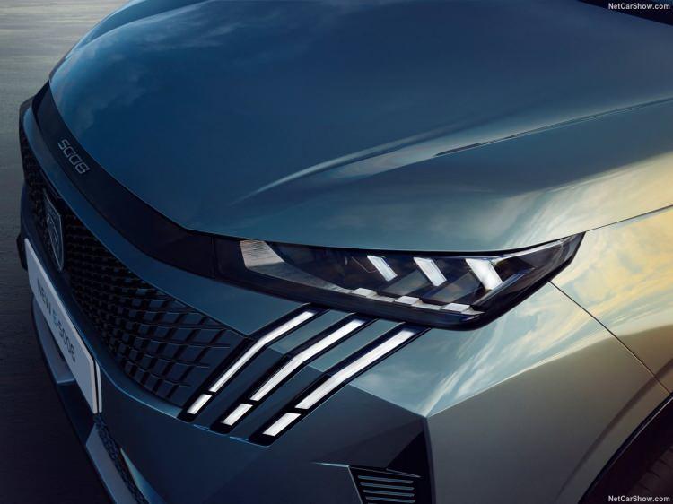<p>Peugeot, ürün yelpazesi içindeki büyük hacimli SUV modelleri yeni 5008 ve E-5008 2024 yılının son çeyreğinde yollara çıkmaya hazırlanıyor.</p>