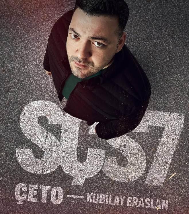 <p><span style="color:#000000"><strong>Çalışanının işine son veren Eraslan, bir müşterinin kendisine Erkan Y. tarafından kusurlu bir telefonu teslim ettiğini öğrenince eski elemanıyla konuşmaya gitti. İkilinin konuşması sırasında Erkan Y. küfür edince tansiyon yükseldi ve Eraslan eski çalışanını yumruklamaya başladı. Aldığı darbeler sonrası yüzünden yaralanan Erkan Y., karakola giderek oyuncudan şikayetçi oldu.</strong></span></p>