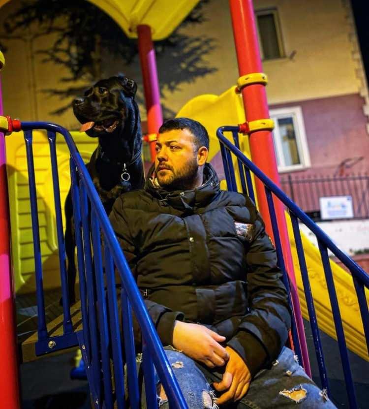 <p><span style="color:#000000"><strong>Eski çalışanını herhangi bir şekilde darp etmediğini öne süren Eraslan, hava yağışlı olduğu için çalışanının ayağının kayarak düştüğünü ve yaralandığını iddia etti.</strong></span></p>