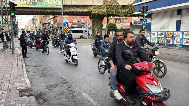 <p>Kask takmadan motosiklet kullanan Tahir Kutlu, <strong>“Motosiklet kullanımı çok arttı. Son günlerde trafikte otomobillerden daha çok motosiklet var. Motosiklet kullanırken korkmuyoruz ama Allah'tan başka korkumuz yok. Şimdi 16-17 yaşında herkesin altında motosiklet var”</strong> diye konuştu.</p>
