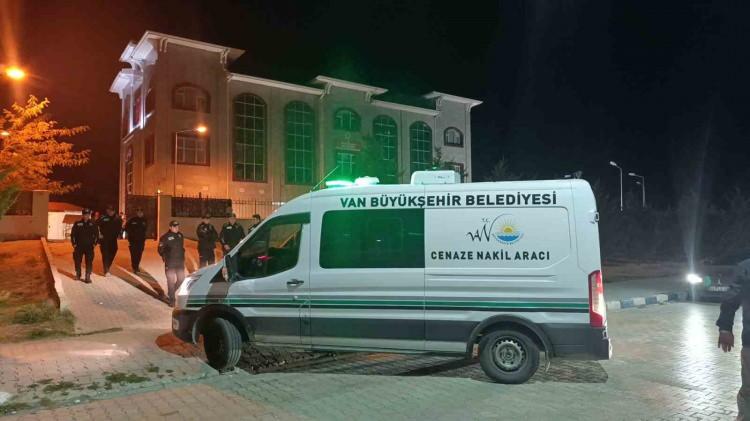 <p>Van'da kaybolduktan 18 gün sonra cansız bedeni bulunan üniversite öğrencisi Rojin Kabaiş'in otopsi raporunda "suda boğulma" gibi ibarenin olmadığı iddia edildi. </p>

<p> </p>
