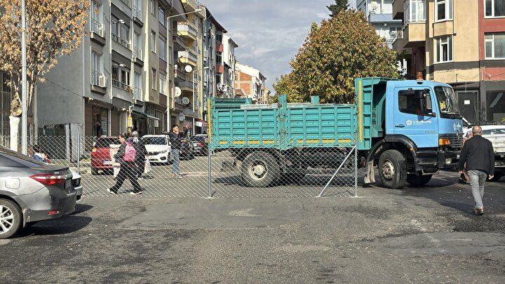 <p>Ayla Güven, sokak üzerinde 1982 yılından bu yana 2 bin 100 metrekarelik alanın tapularının kendilerine ait olduğunu söyledi. Alanın kendilerine miras kaldığını ve 1,5 yıl önce haberleri olduğunu anlatan Güven,<strong> "Sorunun çözümü için belediyeden bir olumlu sonuç bekliyoruz. Şu anda uzlaşma bekliyoruz"</strong> dedi.</p>
