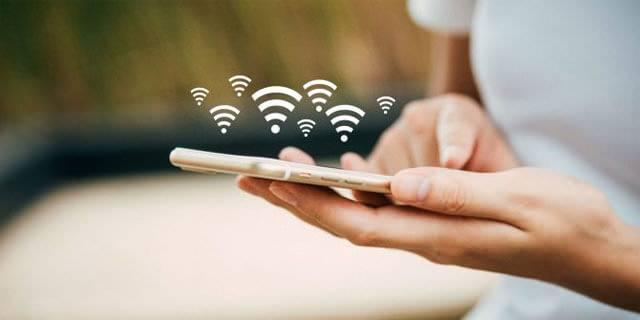 <p>Evde Wi-Fi kullanmak, veri tasarrufu sağlamak ve sabit hat tarifesi üzerinden internet erişimi elde etmek açısından avantajlıdır. Ancak, dışarıdayken Wi-Fi'yi açık bırakmak telefonun pilini gereksiz yere tüketir.</p>
