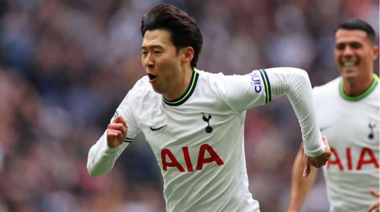 <p><strong>6- Heung Min Son </strong><br />
<br />
<strong>- Tottenham</strong><br />
<br />
<strong>* 45 Milyon Euro</strong><br />
<br />
<br />
<strong>*****</strong><br />
<br />
<strong>Victor Osimhen transferiyle Avrupa'da tüm dikkatleri üzerine çeken Galatasaray'ın  yine ses getirecek bir takviye için kolları sıvadığı konuşuluyor.<br />
<br />
Tottenham'la sözleşmesi bitecek olan Son'u gündemine alan sarı kırmızılılar, önce ocak ayı için uygun bir bonservis bedeli teklif edecek; olmazsa sezon sonunda bedavaya getirmeye çalışacak.</strong><br />
<br />
<strong>(FOTOMAÇ)</strong><br />
 </p>

