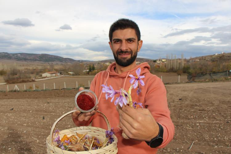 <p>Amasya’da 5 yıl önce köyünde safran eken Ramazan Boğa, “çiçekten para mı kazanacaksın” diyerek gülen köylülerin sözüne aldırış etmeyerek hayallerinin peşinden gitti. Şimdi ise ünlü kasap Nusret’e de safran tedarik ediyor.</p>

<p> </p>
