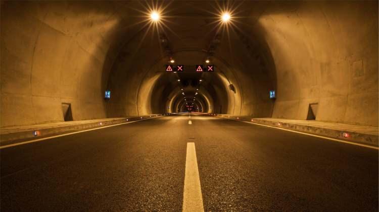<p>DBSB (düşük basınçlı sodyum buharlı) lambalar ise; ekspres yollar, limanlar, yükleme boşaltma alanları ve güvenlik aydınlatmalarında tercih edilir.  Argon ve neon gazı içeren DBSB lambaların, içinden akım geçtiğinde gazların sıcaklığı artar ve sodyum buharlaşır. Buharlaşan sodyum sarı-turuncu ışık yayar. Bu sayede yine amber rengi denilen sarı-turuncu ışık oluşur.</p>
