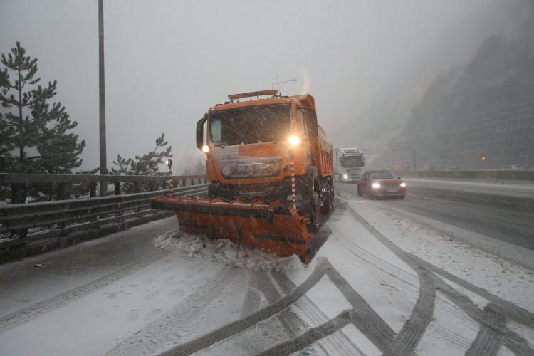 <p>Gebze ilçe merkezinde de kar yağışı etkili oldu. Araçların üzeri karla kaplanırken, vatandaşlar fotoğraf çektirip kar topu oynadı.</p>
