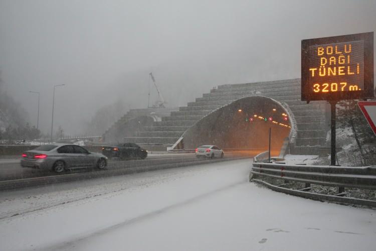 <p><strong>BOLU DAĞI, KOCAELİ VE SAKARYA'NIN YÜKSEK KESİMLERİNDEN KAR YAĞIŞI ETKİLİ OLDU</strong></p>
<p>Bolu Dağı ile Kocaeli ve Sakarya'nın yüksek kesimlerinde kar etkisini gösterdi.</p>
<p> </p>
<p> </p>