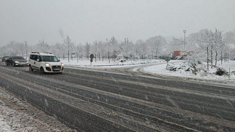 <p>SAKARYA</p>
<p>Sakarya'nın yüksek kesimlerinde kar yağışı etkili oldu.</p>