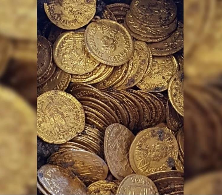 <p>Başkent Viyana'da eski bir konağın tadilatını işçilerden biri belki de hayatının en büyük sürprizini yaşadı.</p>
<p>Konağın inşaatını yapan işçilerden biri olan şahıs, betondan sarkan ipler olduğunu fark etti.</p>