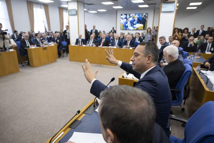 <p>Tansiyonun düşmediği oturumda, CHP Grup Başkanvekili Ali Mahir Başarır'ın AK Parti sıralarına dosya fırlatmaya çalıştığı anlar da kameralara yansıdı. </p>