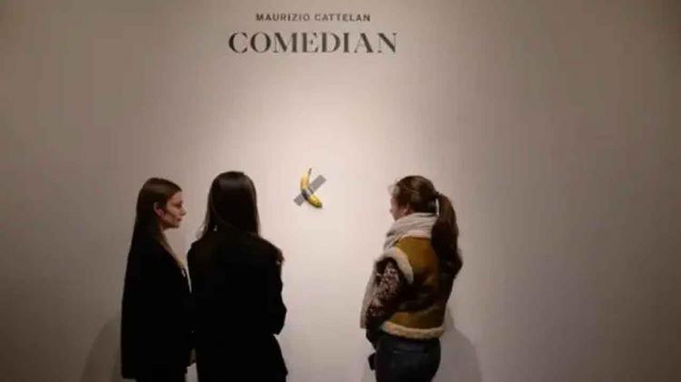 <p><strong>Olay sırasında "Sanat performansı... Aç sanatçı..." diyen Datuna hakkında herhangi bir şikayette bulunulmasa da eser sergilendiği yerden kaldırılmıştı.</strong></p>