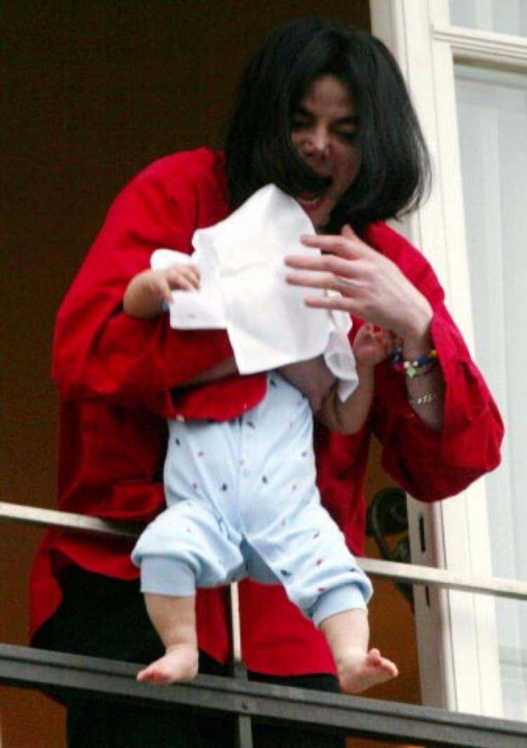 <p><span style="color:#B22222"><strong><em>Michael Jackson'ın tepki çeken hareketi</em></strong></span></p>
<p><span style="color:inherit">Amerikalı pop şarkıcısı Michael Jackson, 2002 yılında özel bir ziyareti için gittiği Almanya'nın başkenti Berlin'de, kaldığı otelin balkonundan aşağıdaki hayranlarına bebeğini korkuluktan sallayarak göstermesi büyük tepki yaratmıştı.</span></p>
<p> </p>