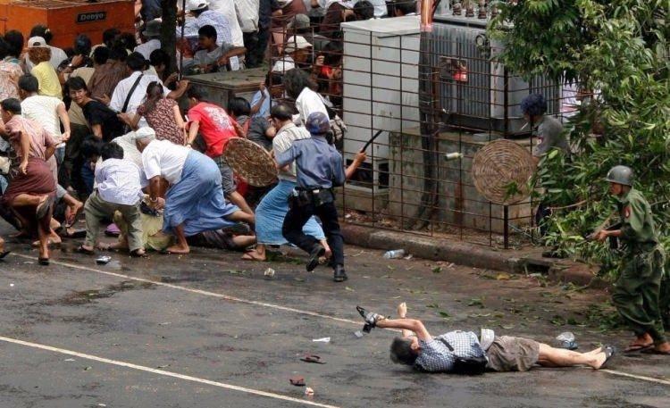 <p><span style="color:#B22222"><em><strong>Polis ve protestocuların çatışması</strong></em></span></p>
<p><span style="color:inherit">AFP haber ajansından Kenji Nagai, Burma'nın Yangon şehrinde polis ve askeri güçler protestoculara ateş açtığı sırada yerde yatarken kameralara yansıyor. 50 yaşındaki bir video muhabiri olan Nagai askerler kalabalığı dağıtmak için ateş açtığında vurulmuş ve daha sonra da ölmüştü... (2007)</span></p>
<p> </p>