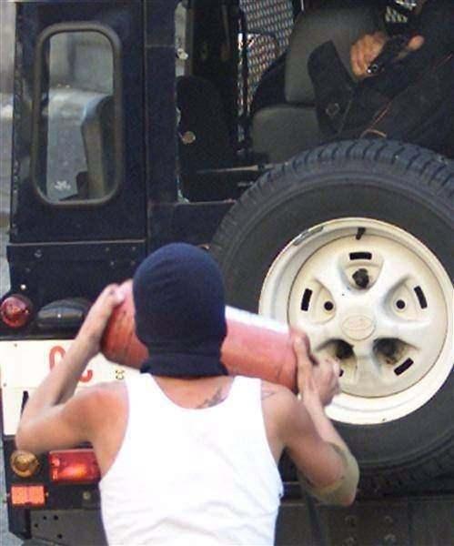 <p>İtalya'da kendisine silah çeken polise direnen bir protestocu</p>