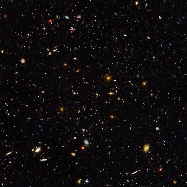 <p><span style="color:inherit">Hubble teleskobu'nu tarafından çekilen, Evren'in 13 milyar yıl önceki görüntüsü (2004)</span></p>