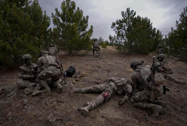 <p>Sonrasında sıhhiye uzmanlığı eğitimlerine tabii tutulanlar arasından başarılı olan personel Özel Kuvvetler timlerinde görev almaya hak kazanıyor.</p>

<p> </p>

<p>Timlere katılan sıhhiye uzmanları belirli periyotlarla güncelleme ve tazeleme eğitimlerine meslek hayatları boyunca devam ediyor.</p>
