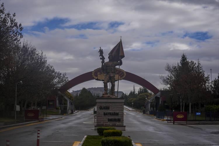 <p>Merkez içerisinde gerçek insan boyutlarında ve ağırlığında, insani fonksiyonların çoğunluğunu birebir yerine getirebilen gerçekçi mankenler yer alıyor.</p>
<p> </p>
<p> </p>