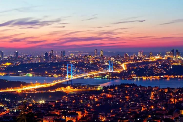 <p><span style="color:#B22222"><strong>1)  İSTANBUL</strong></span></p>
