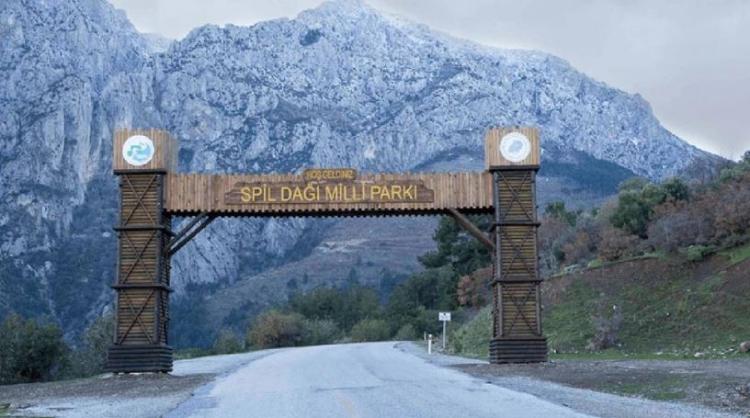 <p>Manisa'nın Şehzadeler il&ccedil;esine &ccedil;ok yakın bir konumda yer alan Spil Dağı Manisa'ya sadece 24 km uzaklıkta bulunuyor.</p>
