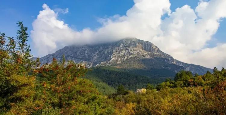 <p>Dağın oluşturduğu manyetik alan,&nbsp;M.&Ouml;. 6. Y&uuml;zyılda Yunan Filozof Thales tarafından fark edilmiş. Bu taşa "Magnesia taşı" adı verilmesi, daha sonra b&ouml;lgenin ve şehrin de&nbsp;"Magnesia" adı ile anılmasına neden olmuştur.&nbsp;</p>
